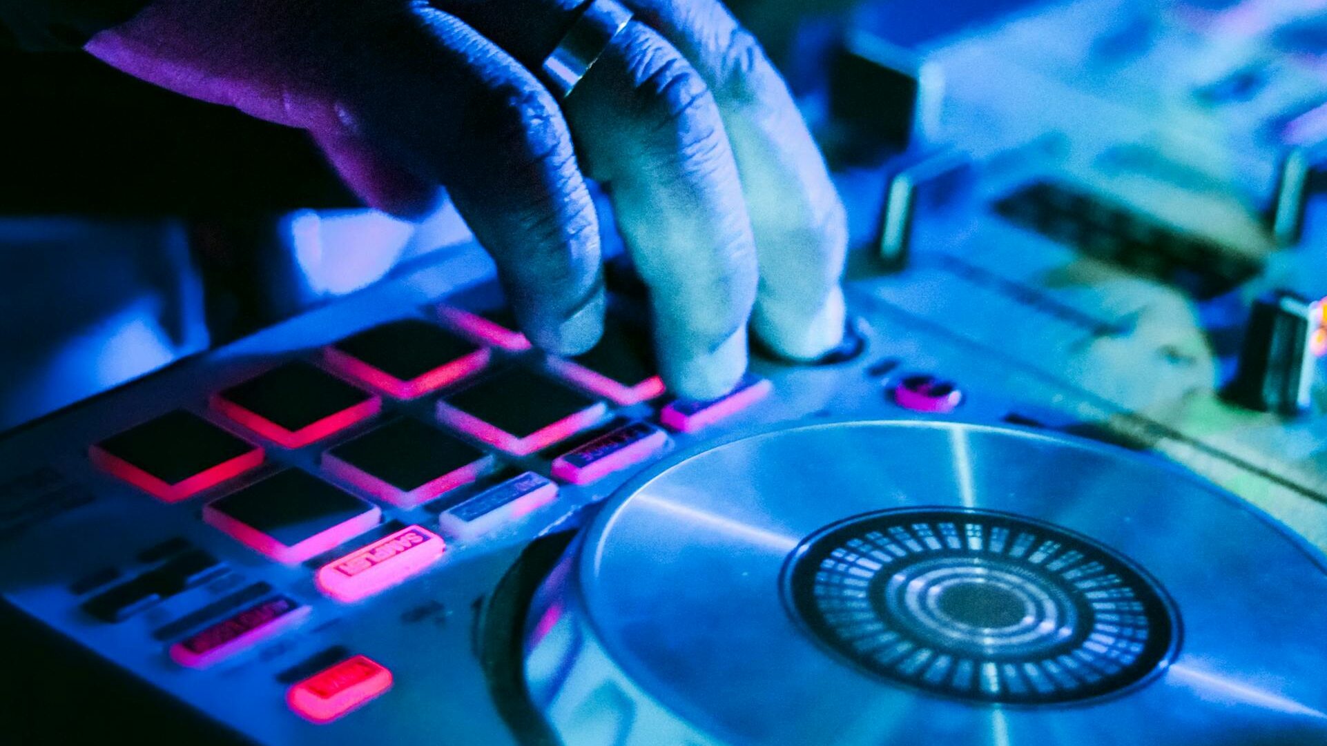 Meilleur contrôleur DJ 2026 : Le comparatif complet pour DJs québécois